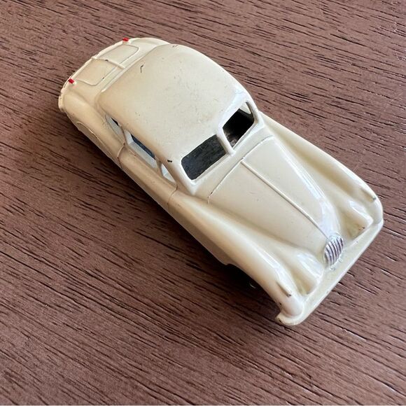 VINTAGE LESNEY MATCHBOX
1957 #32 JAGUAR XK140 - OFF WHITE - GREY WHEELS VERSION - Picture 7 of 11